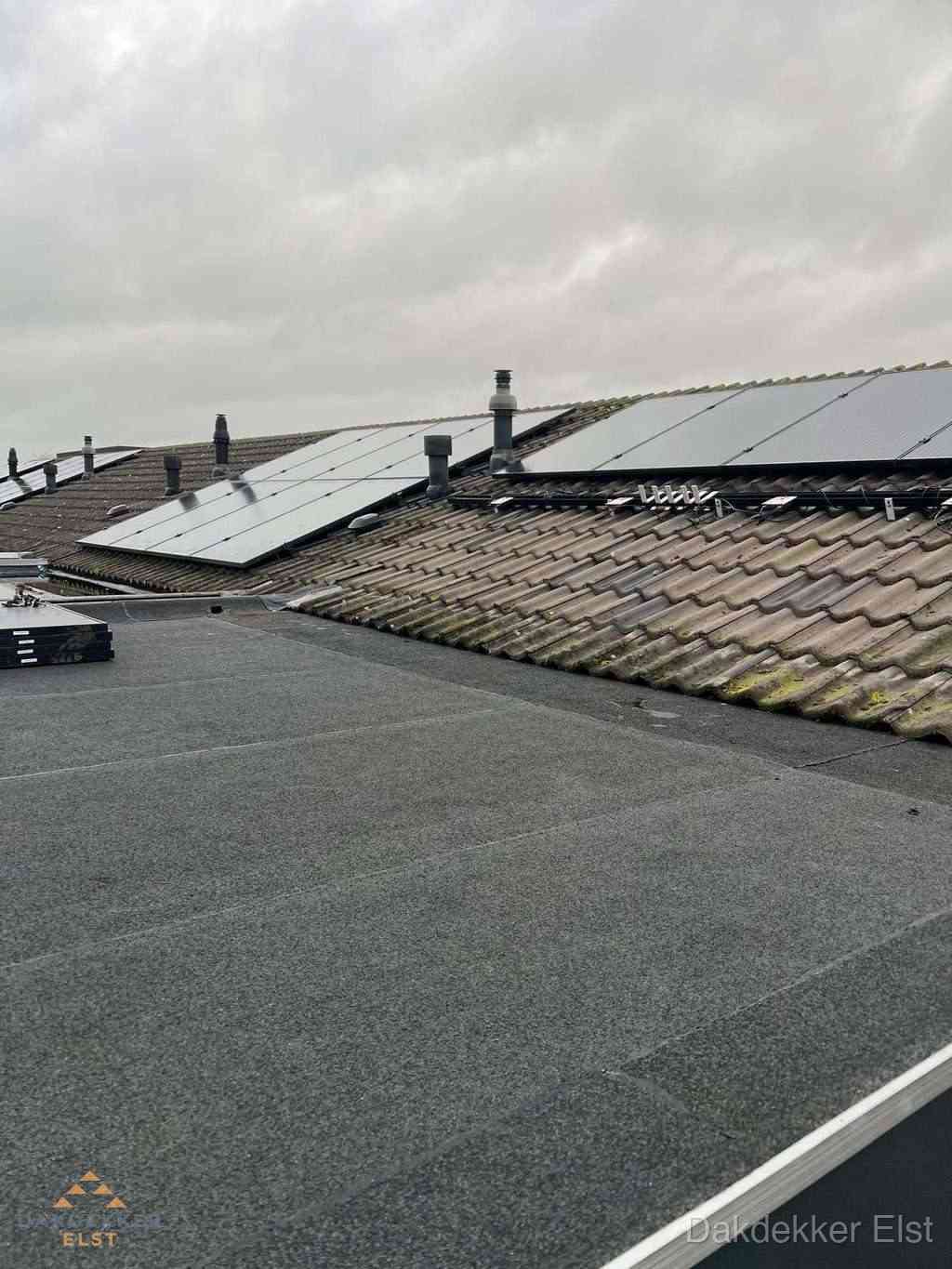 Bitumen dakbedekking op plat dak met aansluitend pannendak en zonnepanelen in Elst