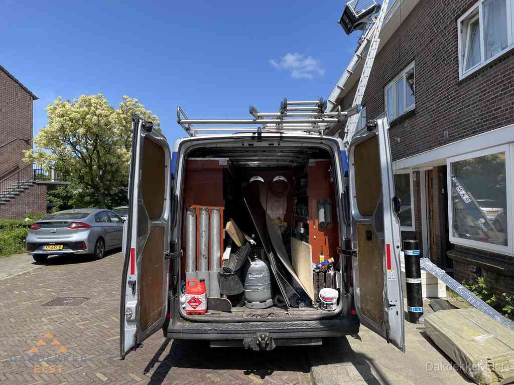 Spoed dakdekker bus met gereedschap en ladder bij woning in Elst