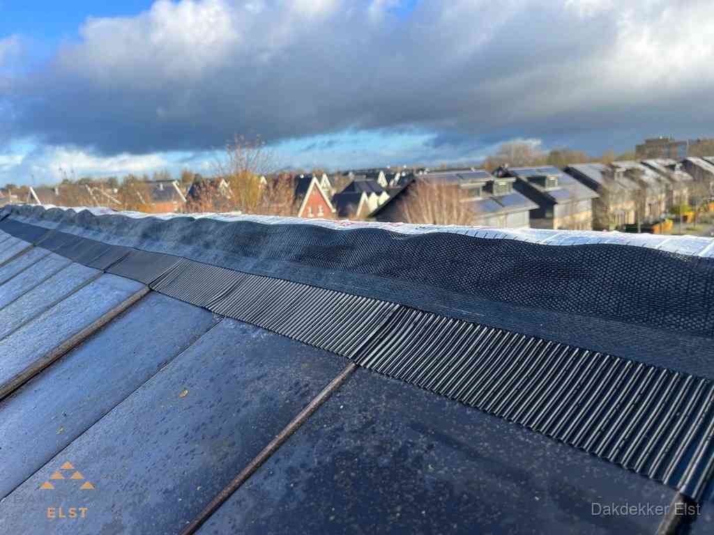 Dakisolatie bij de nok met ventilatieprofiel op schuin dak in Elst