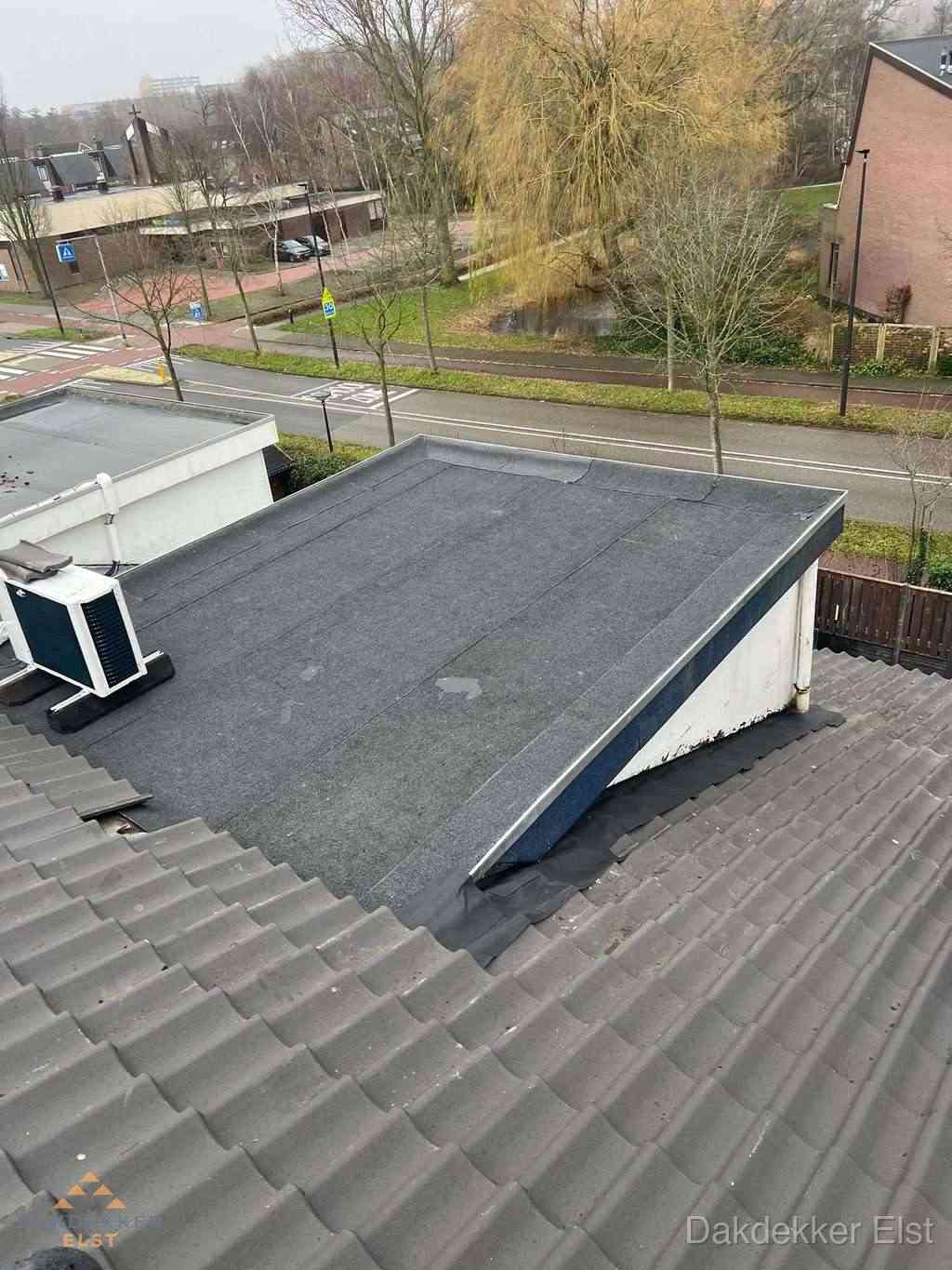 Plat dak met bitumen isolatie en dakbedekking in Elst