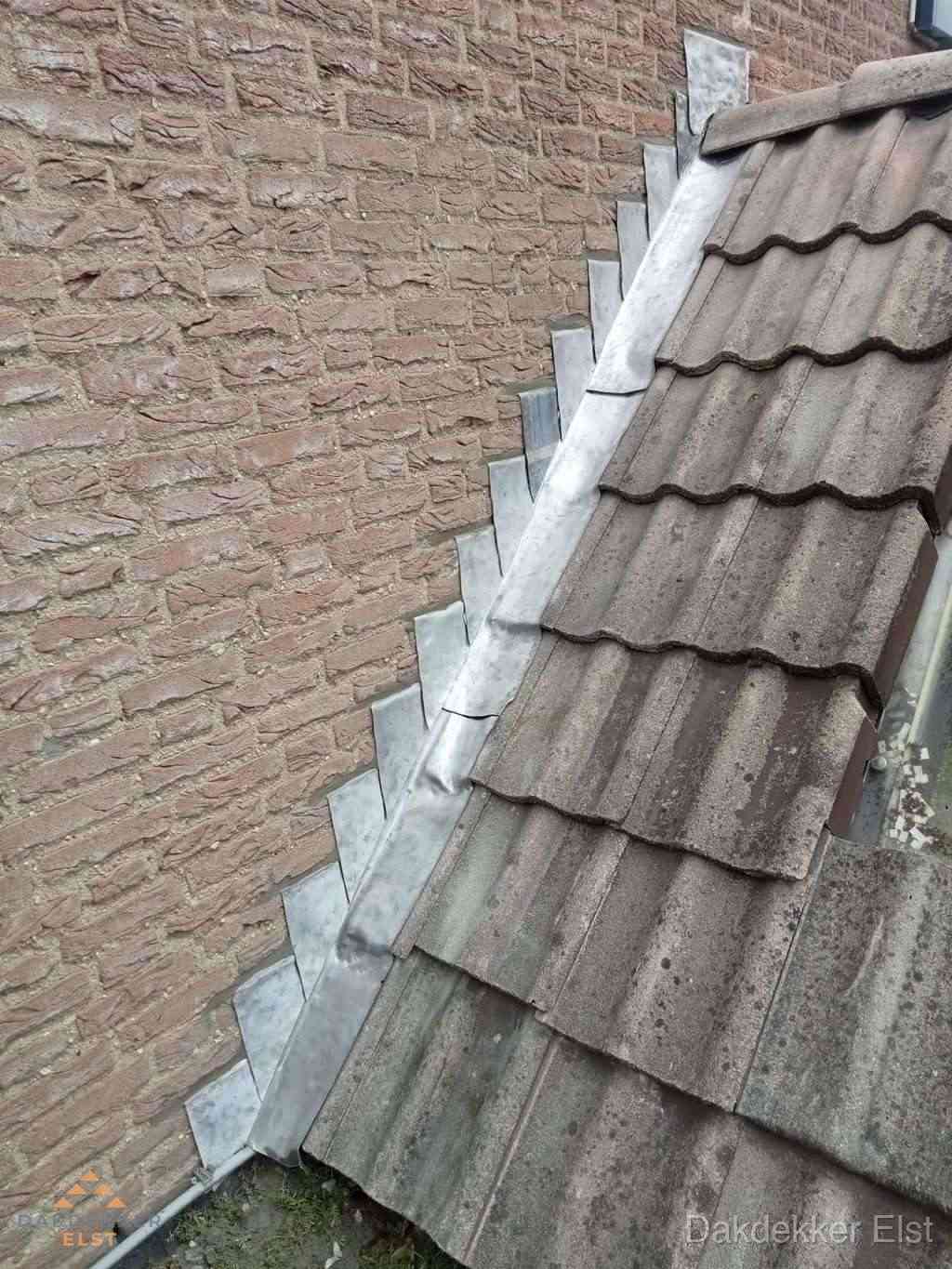 Loodslabben langs dakaansluiting bij bakstenen muur in Elst