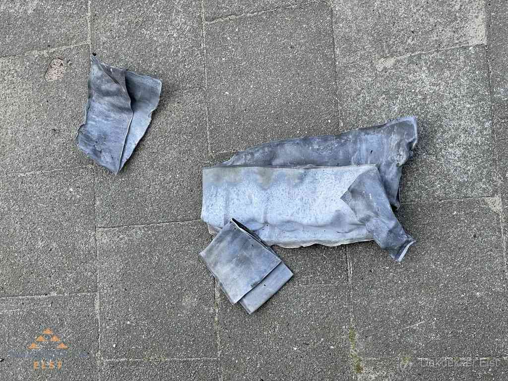Oude verwijderde loodslabben na vervanging in Elst